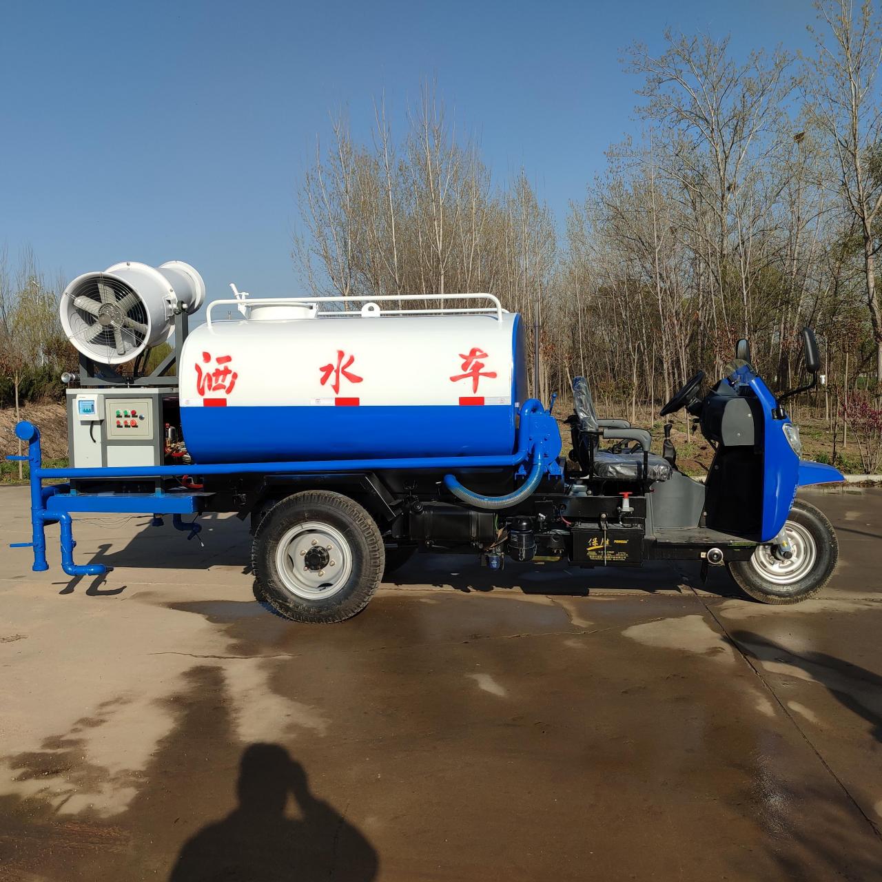 根据不同型号和配置,工地用洒水车的价格也有所不同.