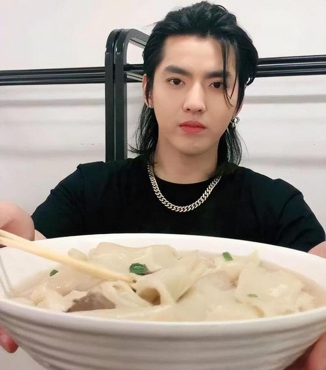 再来碗  大碗宽面  曾经多少年轻人向往的颜值天花板啊  他的粉丝