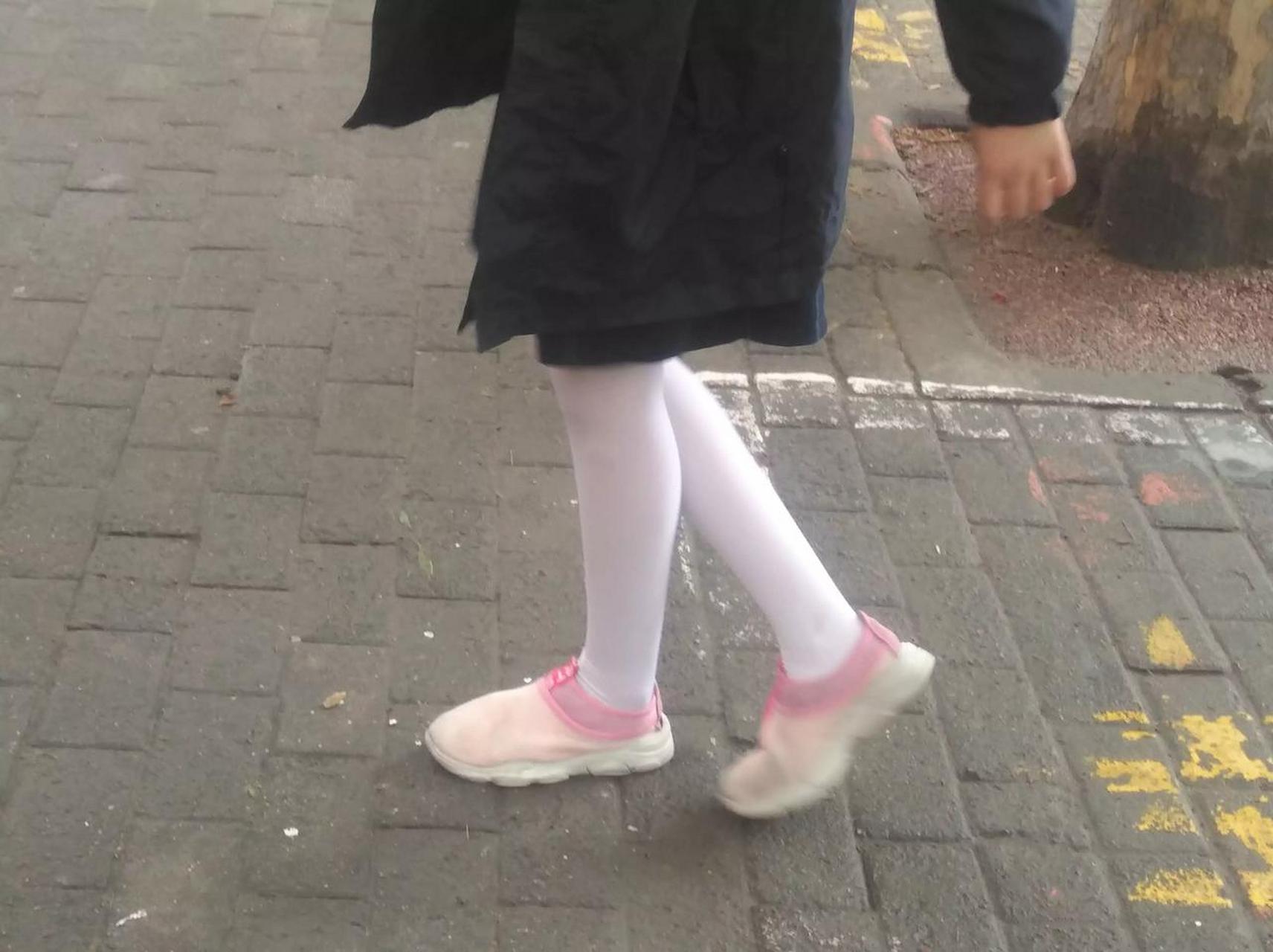 昨天晚上九点多出去 给孩子买白色丝袜, 学校有活动要用, 很生气这么