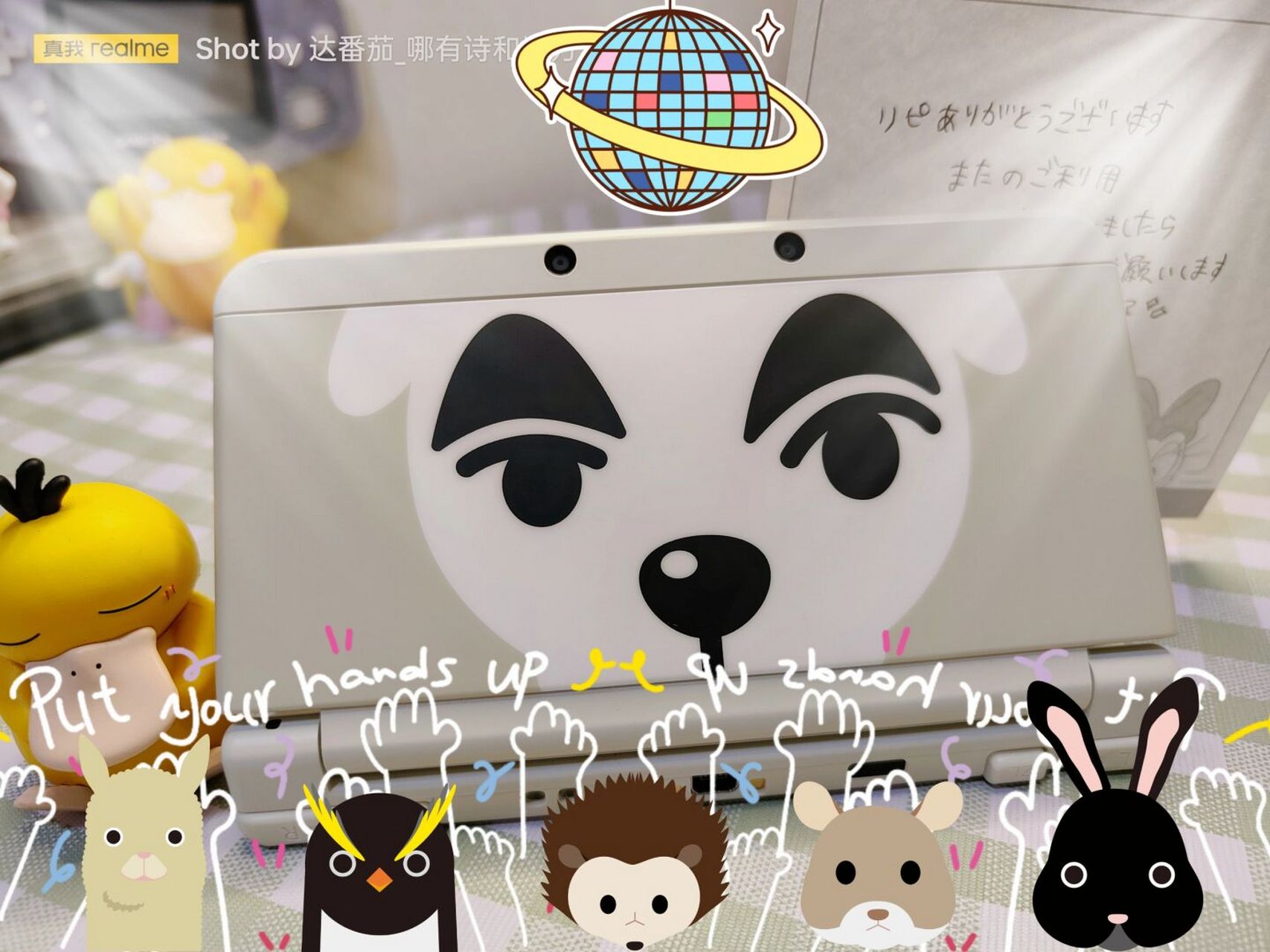 大明星kk是我觉得最配白色新小三的一款替换壳了,偏白的基调的底色加