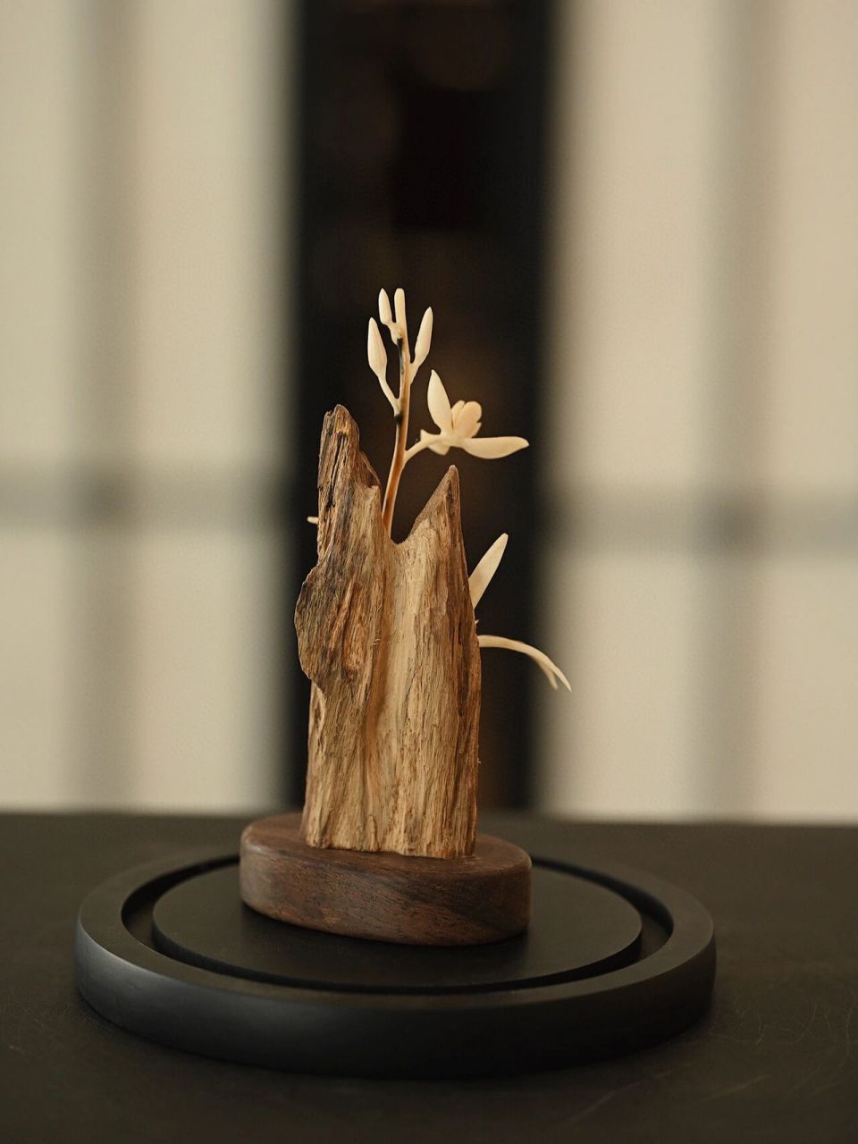 料色清雅,气清含香,意境唯美 沉香木x猛犸"幽兰"摆件 雕刻兰花似伴石