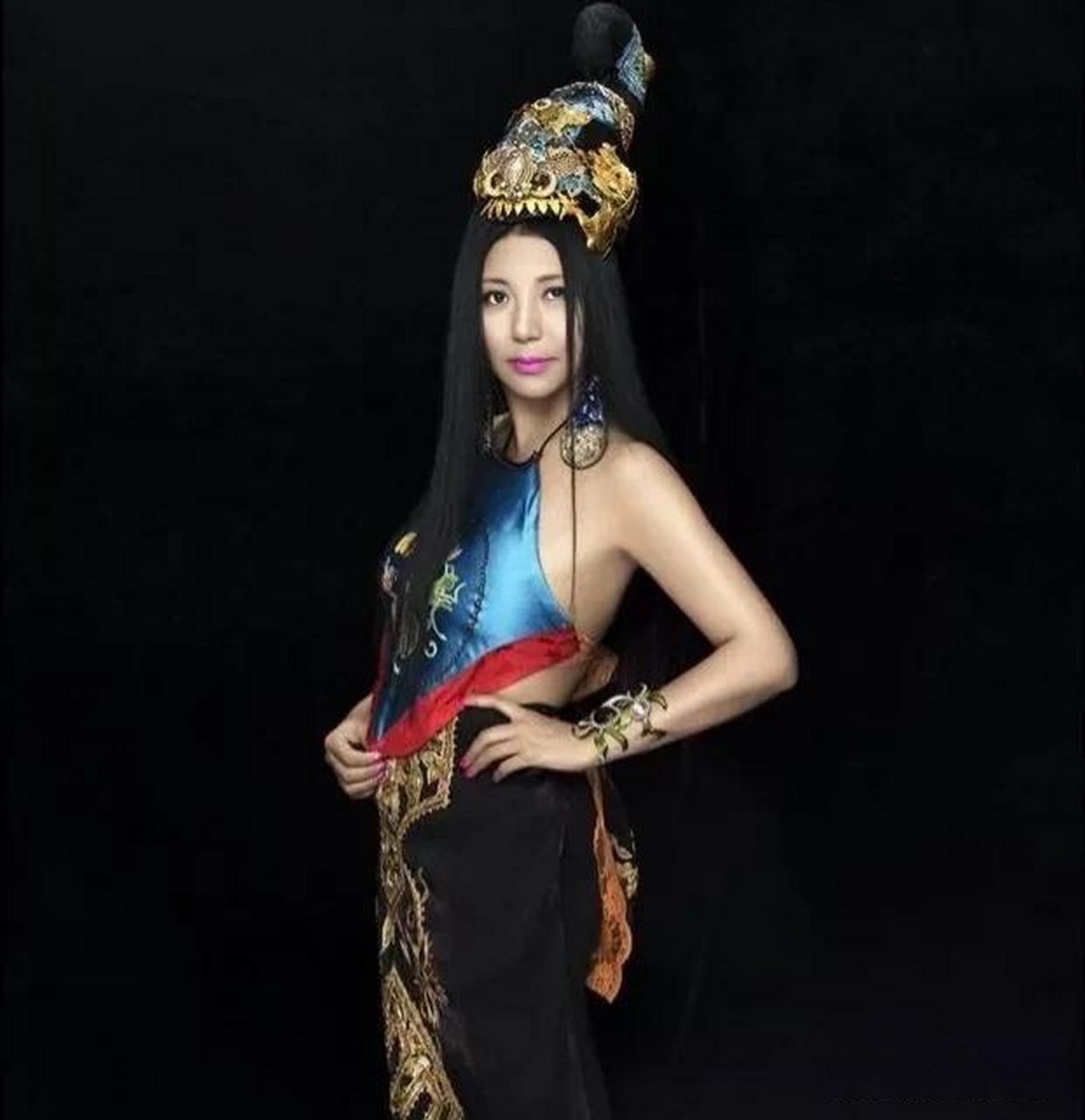 头三幅图是杨二车娜姆的泳衣照,分别摄于70,80,90年代,从泳装材质和