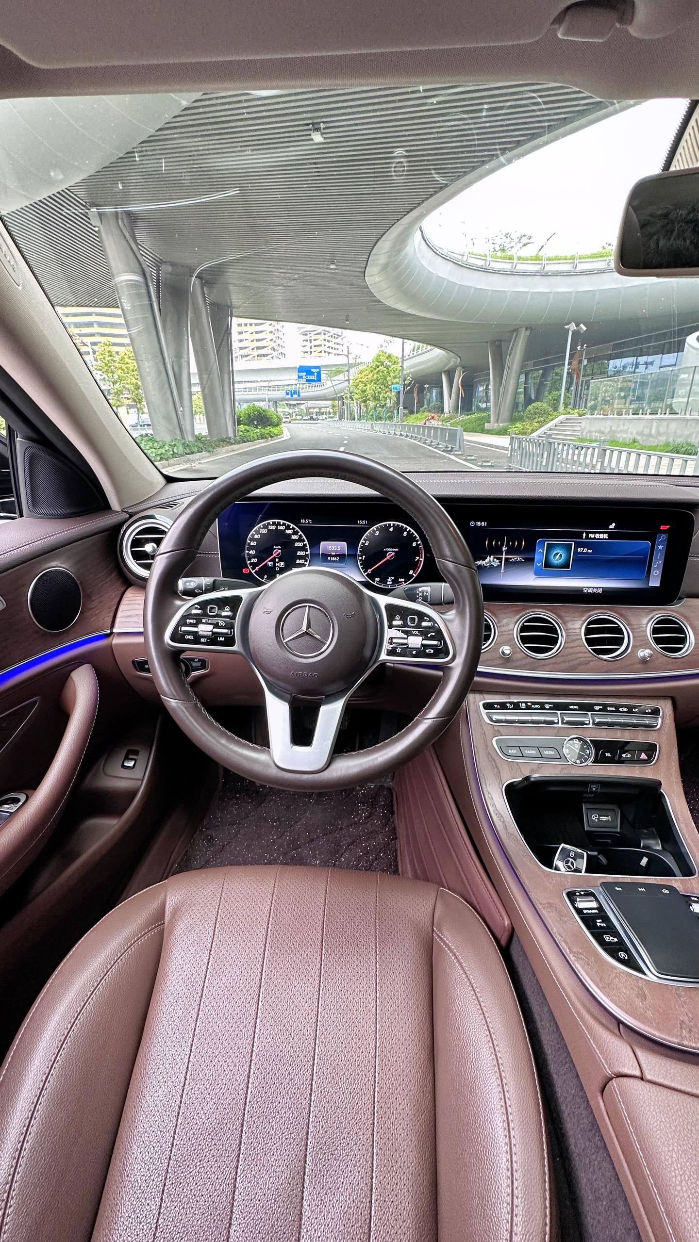 20年纯一手奔驰e300l,成色极品看见走不动,液晶双连屏,小鼠标,全车
