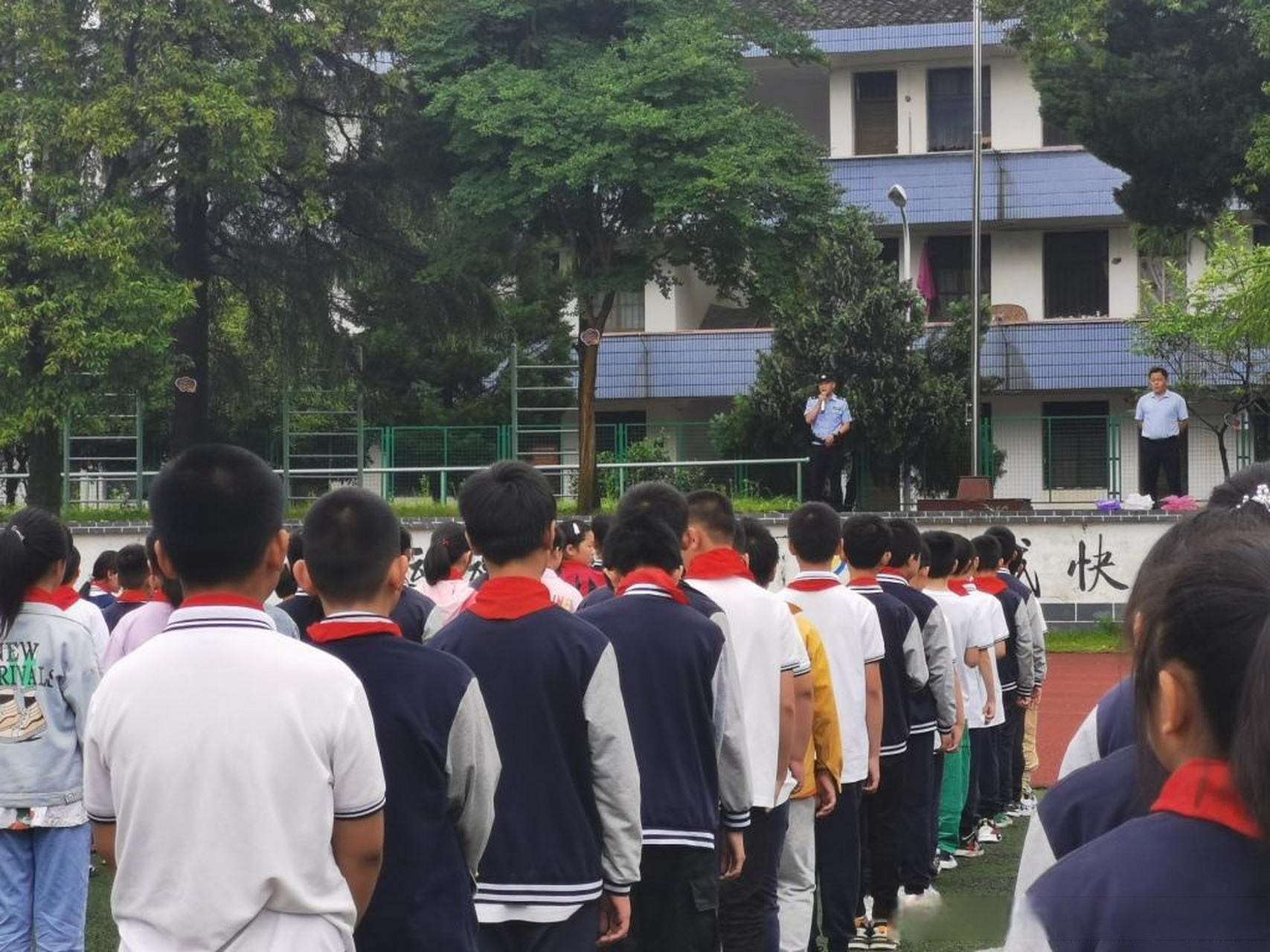 "六一"儿童节当天,徽州网警走进西溪南中学,竦塘小学,石桥小学等学校