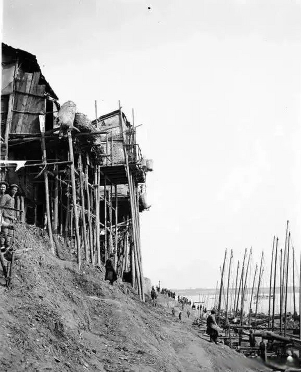 老照片:1913-1915年之间,汉口,汉江码头边上的吊脚楼.