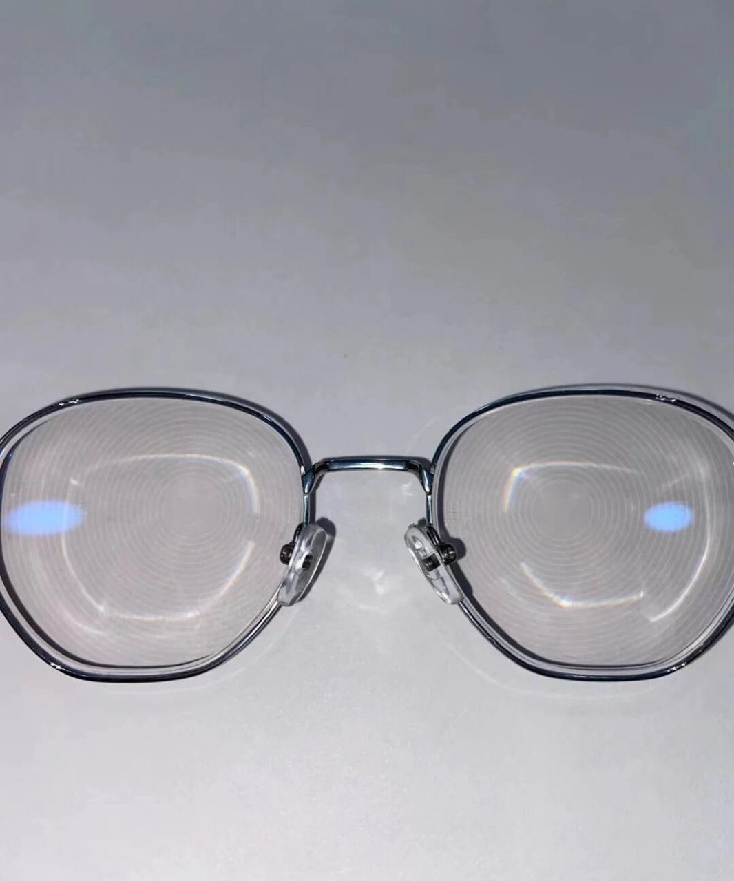 小乐园 小乐园是蔡司新青少年防控镜片,它的原理跟其他防控镜片不同.