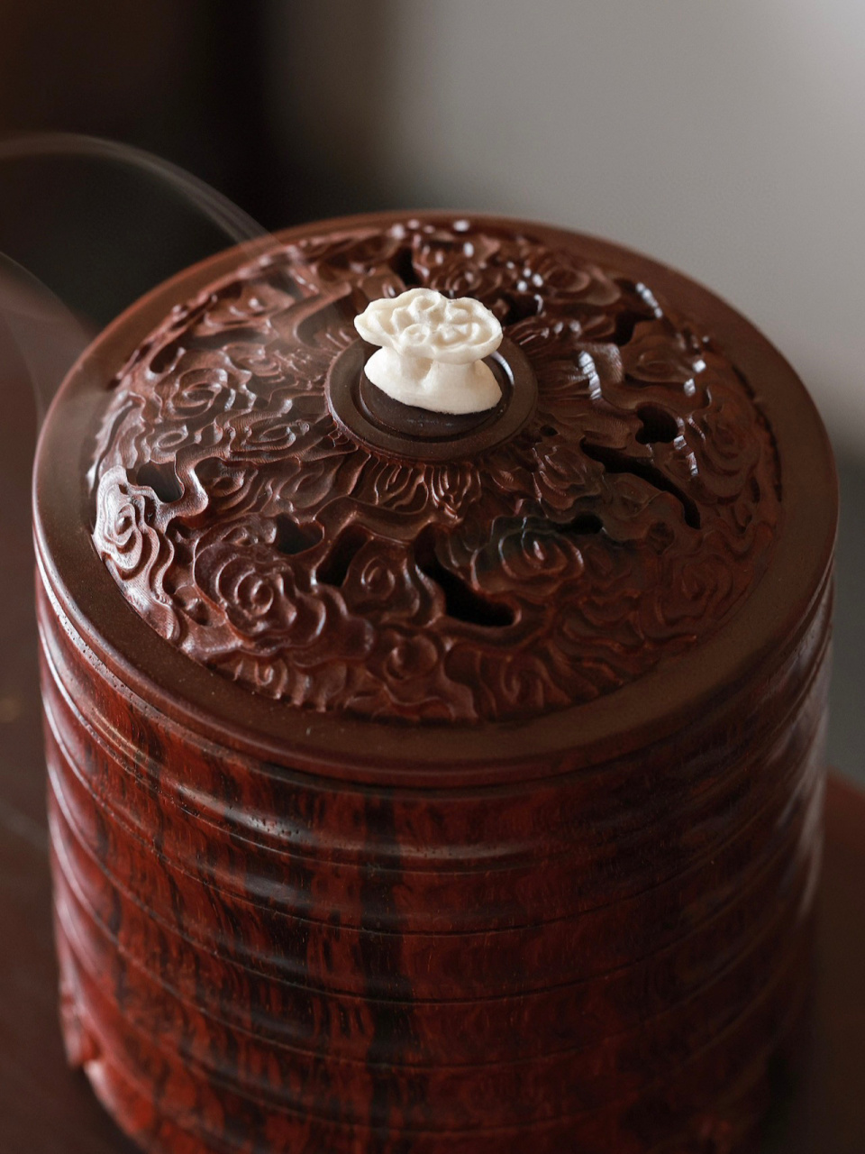 紫檀|香炉 取紫檀老料,火焰纹满布周身,形制简约,焚香幽赏,雅致过