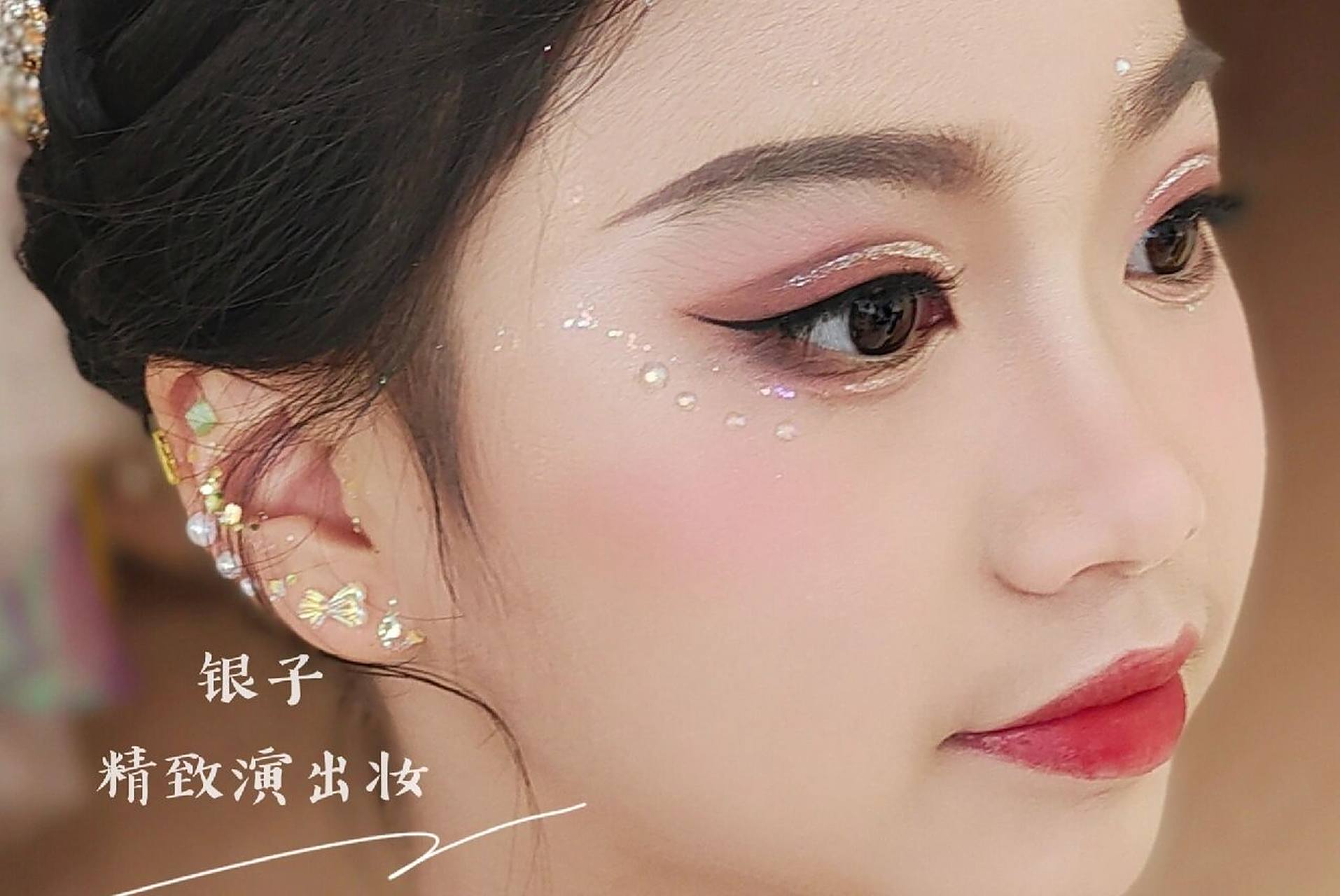 儿童舞台妆 小主持人妆脸部贴花妆 小主持人的妆面照样贴钻贴花贴漂亮