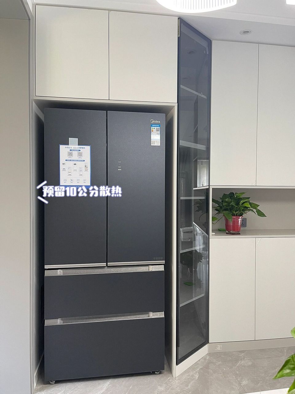 內嵌冰箱柜和餐边柜一体设计 现在的户型很多厨房的空间都不大,冰箱放