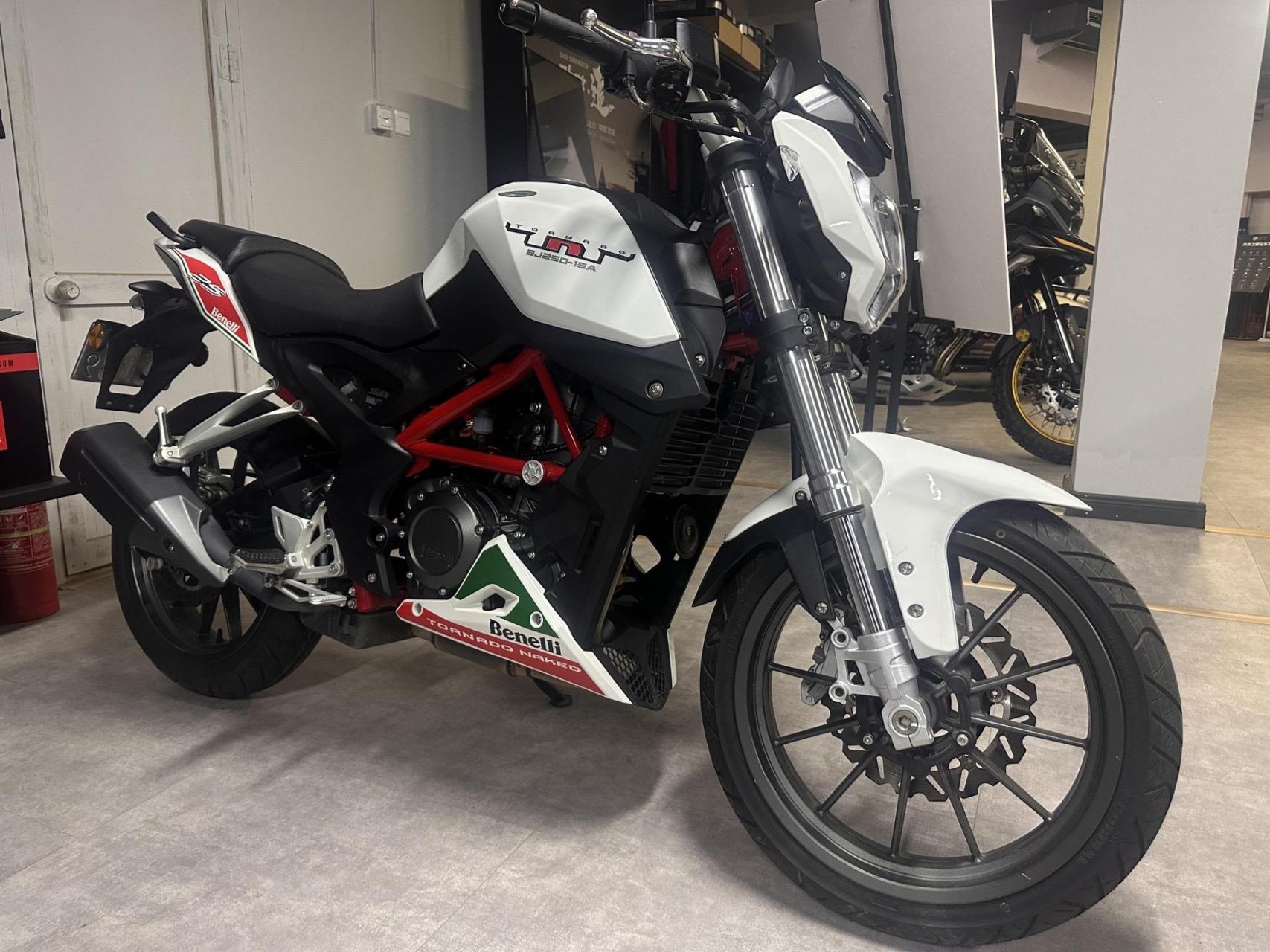 19年贝纳利tnt25水冷发动机,整车特别新,几千块钱的练手街车,喜欢联系