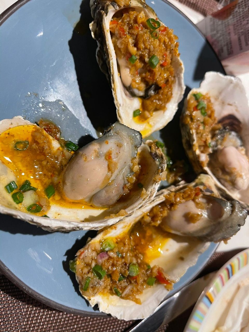 用红鳟鱼冒充三文鱼    用虹鳟鱼来冒充三文鱼刺身,一次只拿出一点点