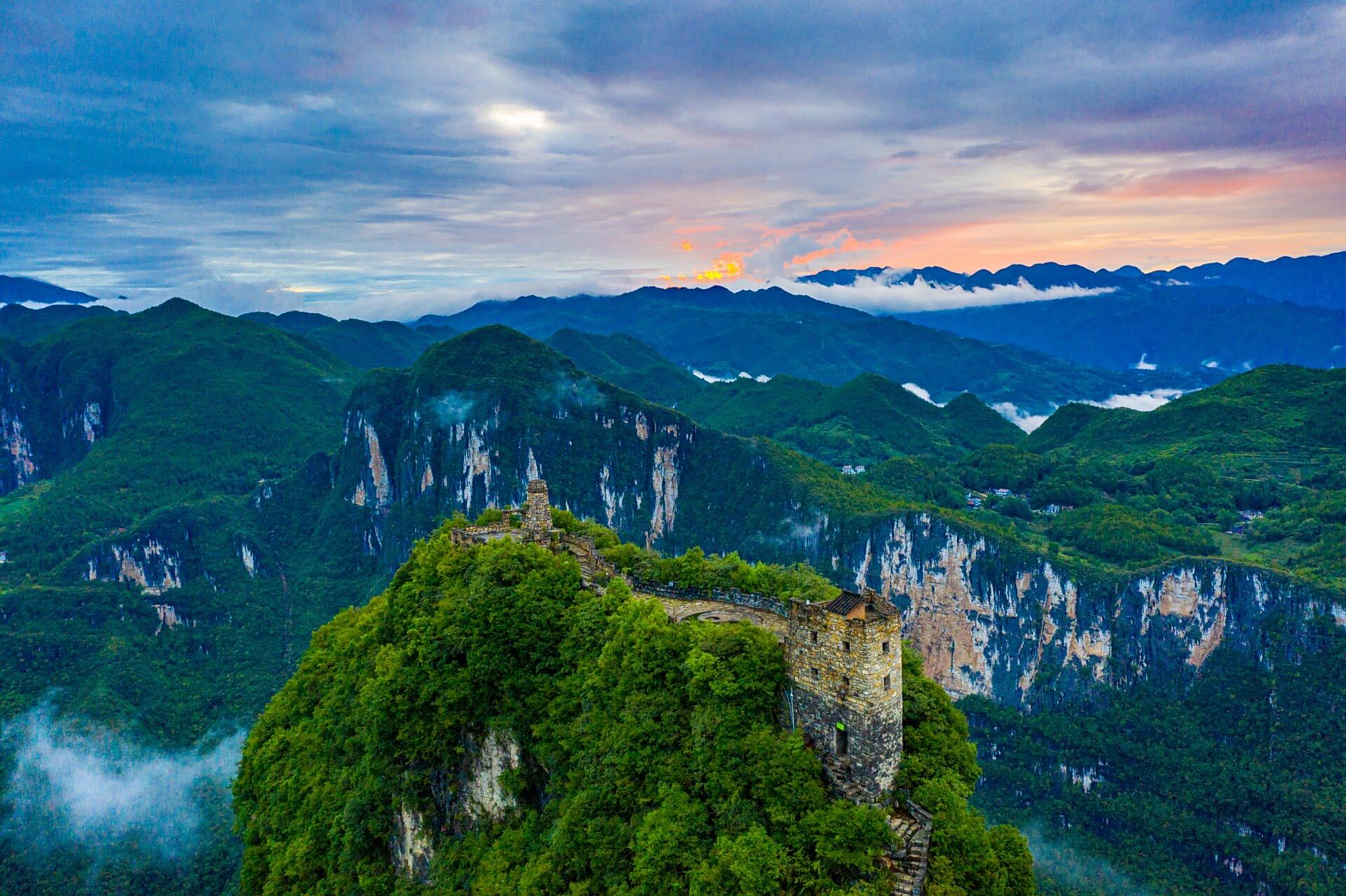 重庆云阳龙缸国家地质公园 重庆云阳龙缸国家地质公园位于重庆市云阳