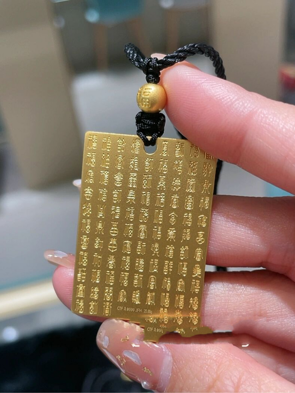 周大福传承系列-龙纳百福 正面蹯编龙纹寓意:权力,地位,智慧,勇敢和