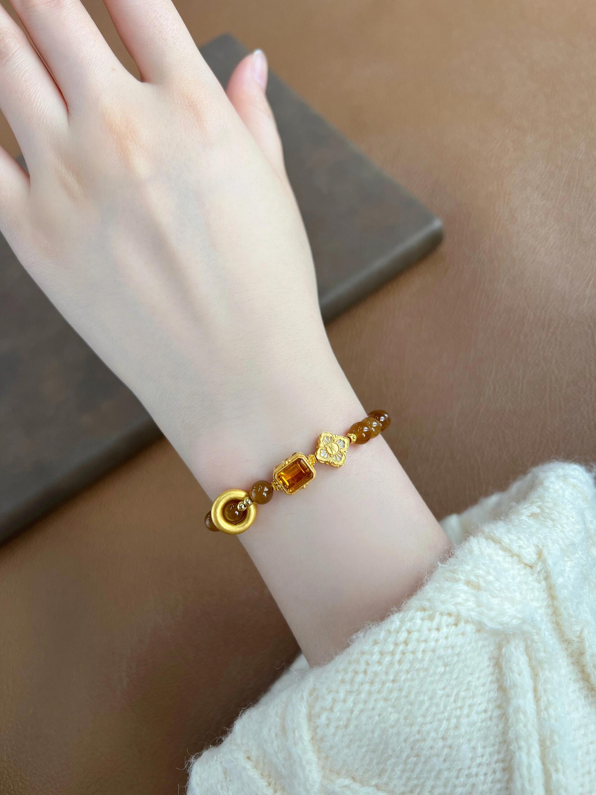 猪猪99姐妹们今年事业可望达到新高度 配戴手链不要再局限于红绳了