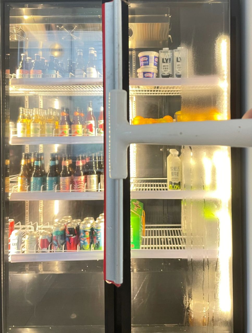 下雨天冰箱展示柜除水雾小妙招 抹布擦完还是起雾 用刮玻璃的刮板,一