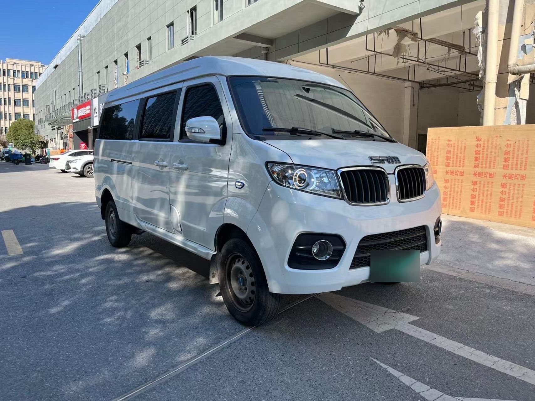 srm华晨鑫源纯电面包车  7座