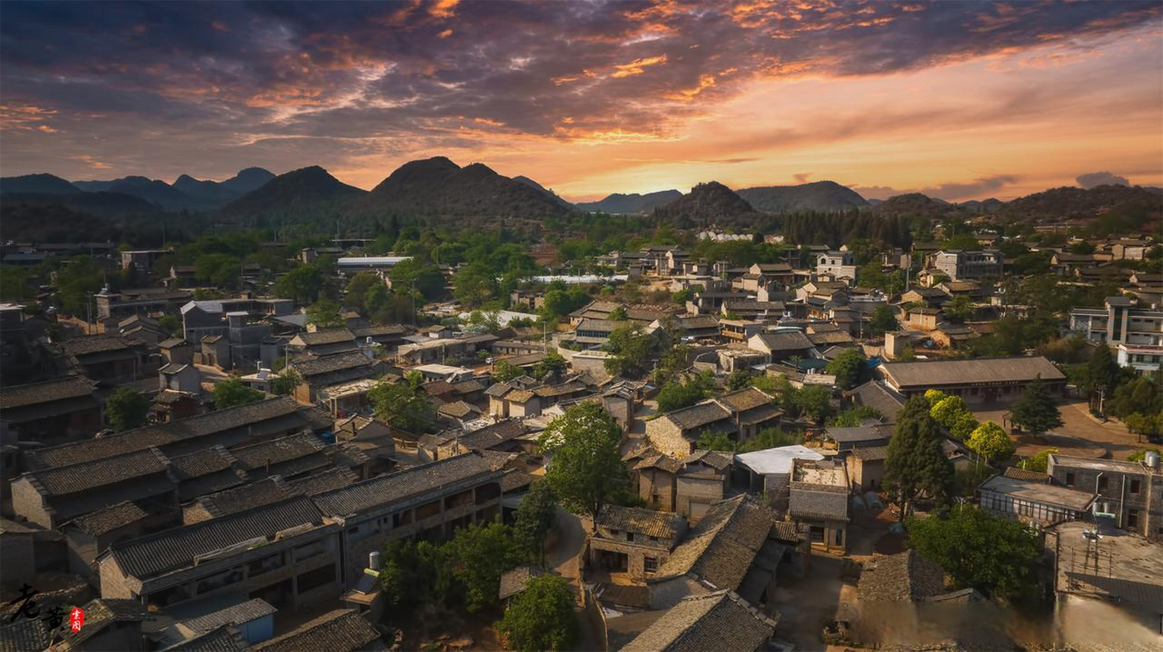 春游季城市巡游记 糯黑村,位于云南省昆明市石林彝族自治县圭山镇.