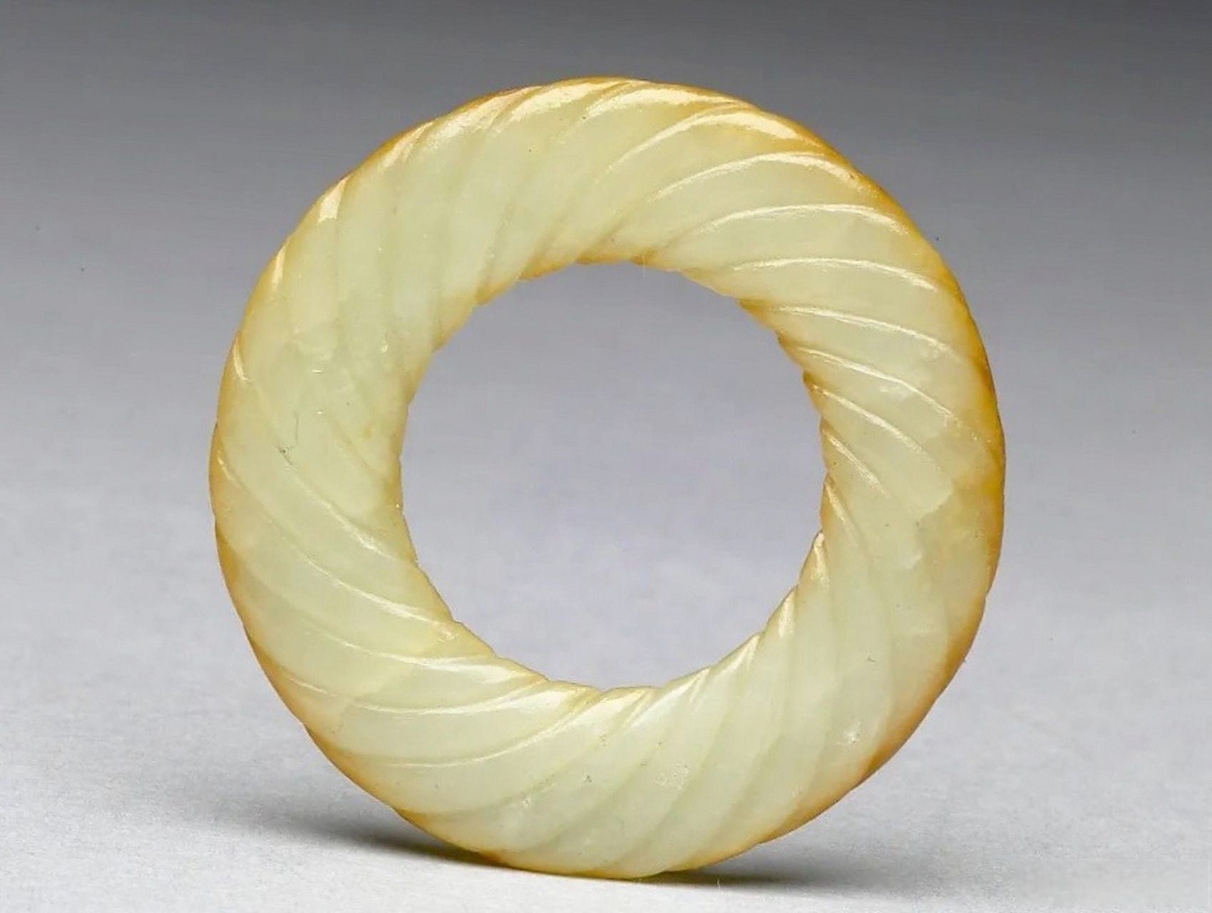 绞丝纹在战汉时期,外圈都是犀利割手的.到了魏晋以后就绵软无骨了.