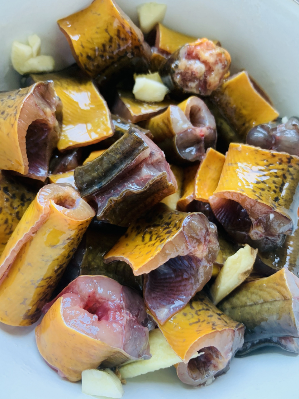 黄鳝鱼中含有"黄鳝鱼素a"和"黄鳝鱼素b",这两种物质具有恢复调节血糖