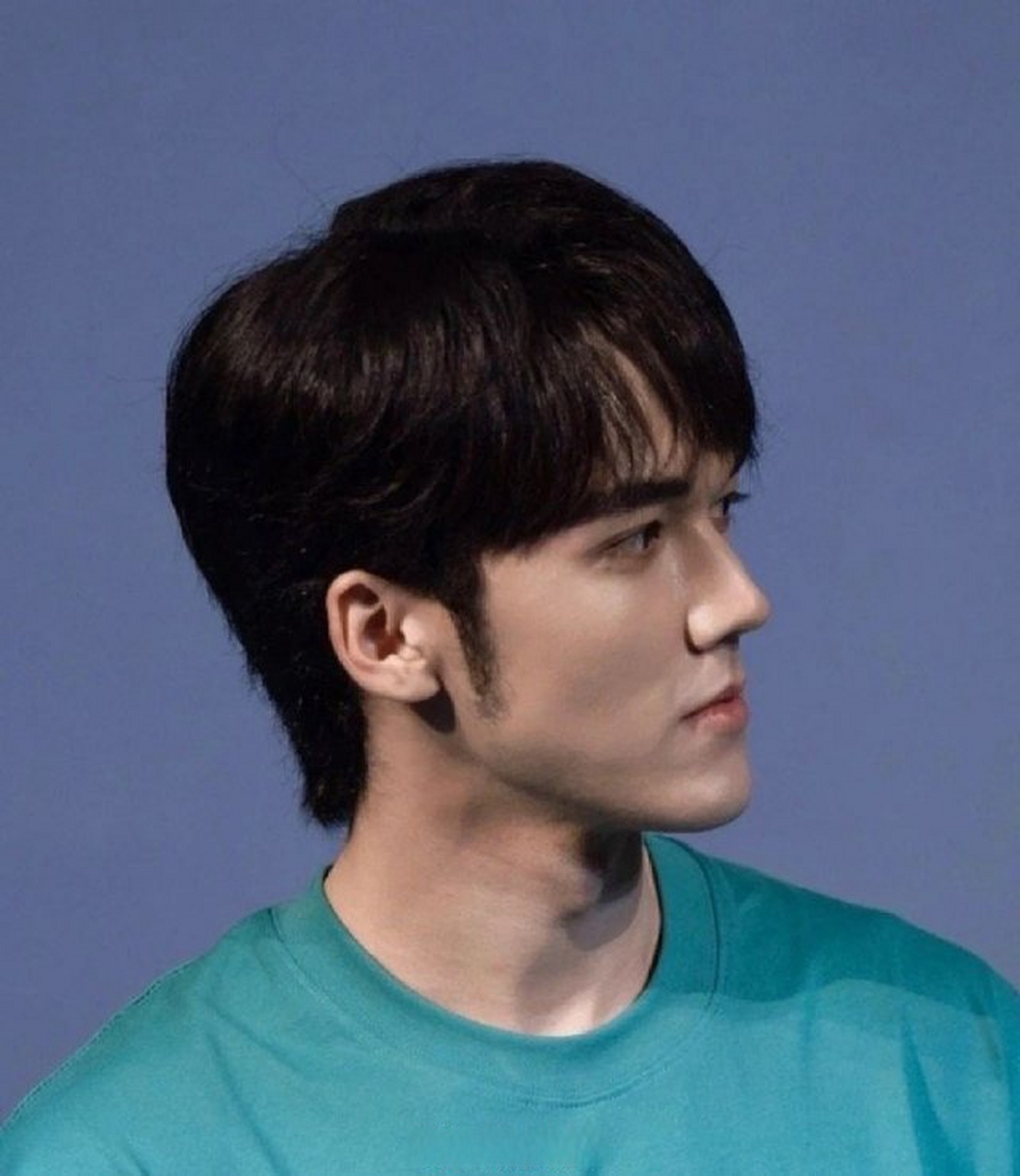 陈牧驰和吴磊侧脸一对比感觉好有野性,吴磊像个小娃娃一样.