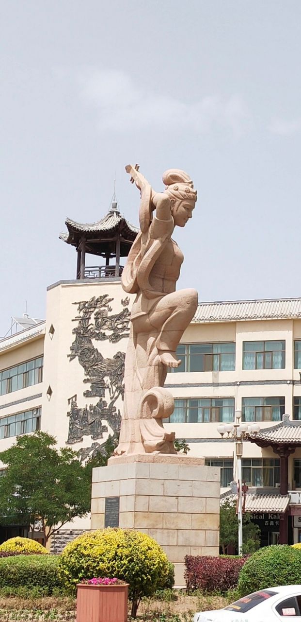 敦煌旅游第一打卡点:飞天神女反弹琵琶塑像 ★敦煌市中心广场城市地标
