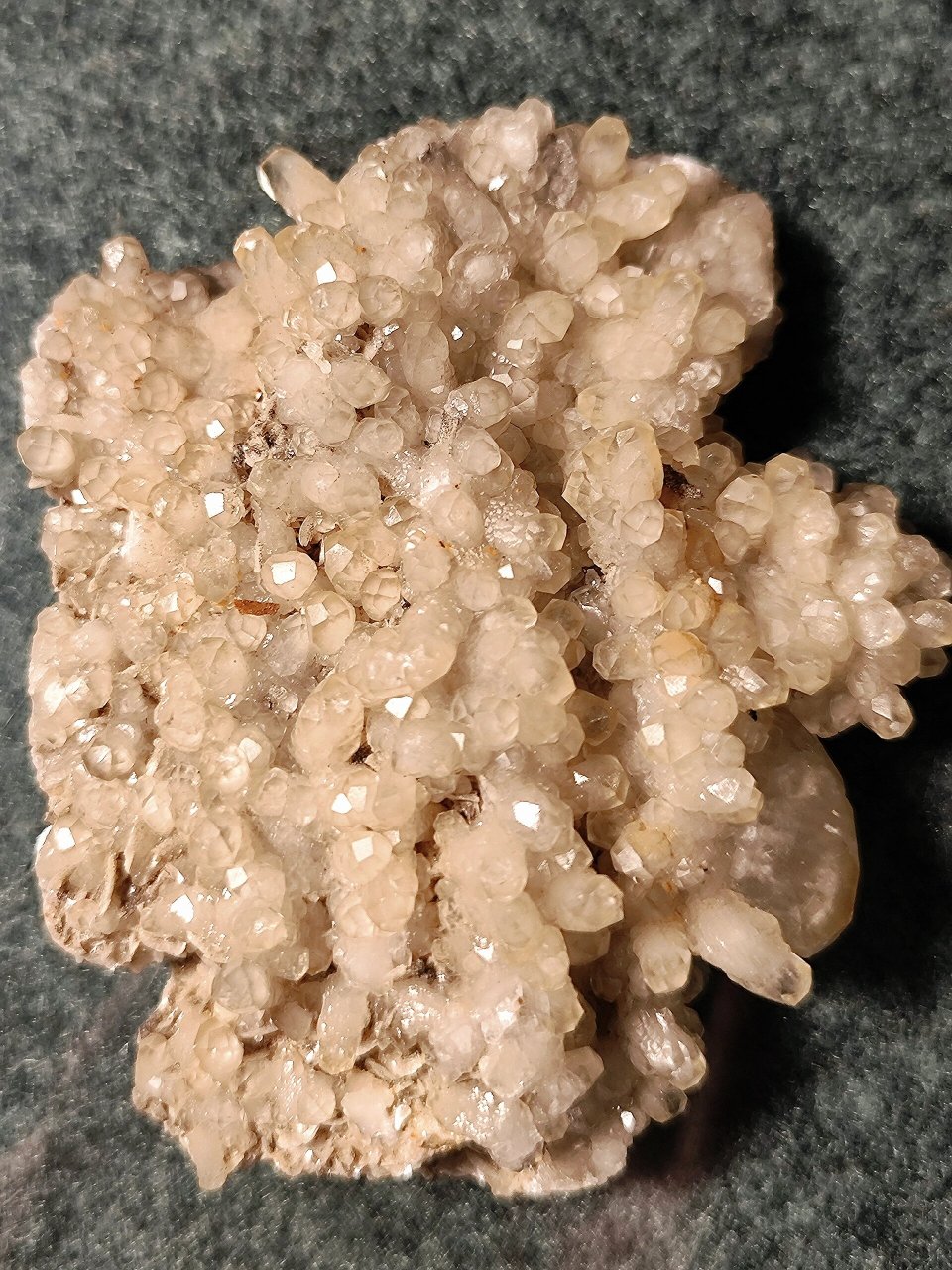 菱铁矿,白云石与方解石共生 底下是菱铁矿与白云石,上面又长了一层