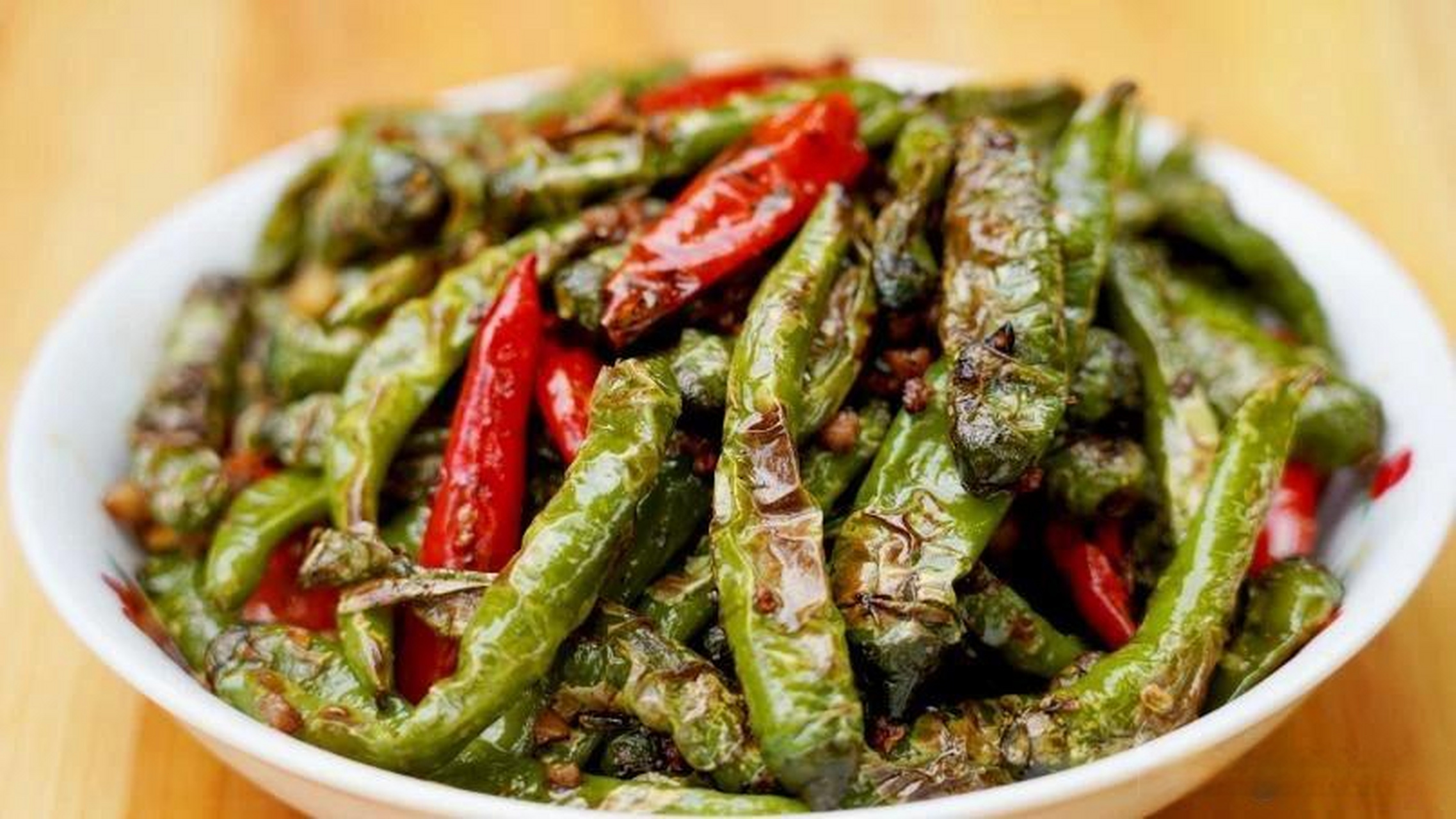 上联:牛肉面不要牛肉,诚请对下联  我的下联:虎皮椒没有虎皮.