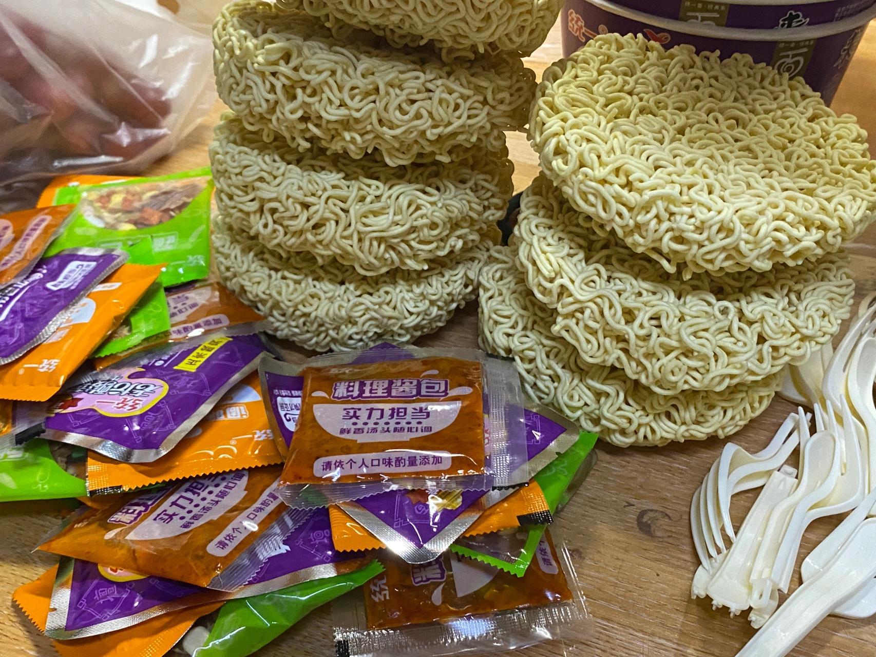 今天注意看了下保质期,结果发现已经过期一个月了 一箱12桶,我吃了5桶