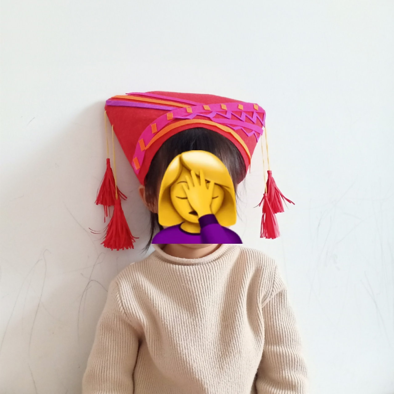 幼儿园三月三手工壮族帽子 幼儿园三月三手工壮族帽子 已经是我最拿得