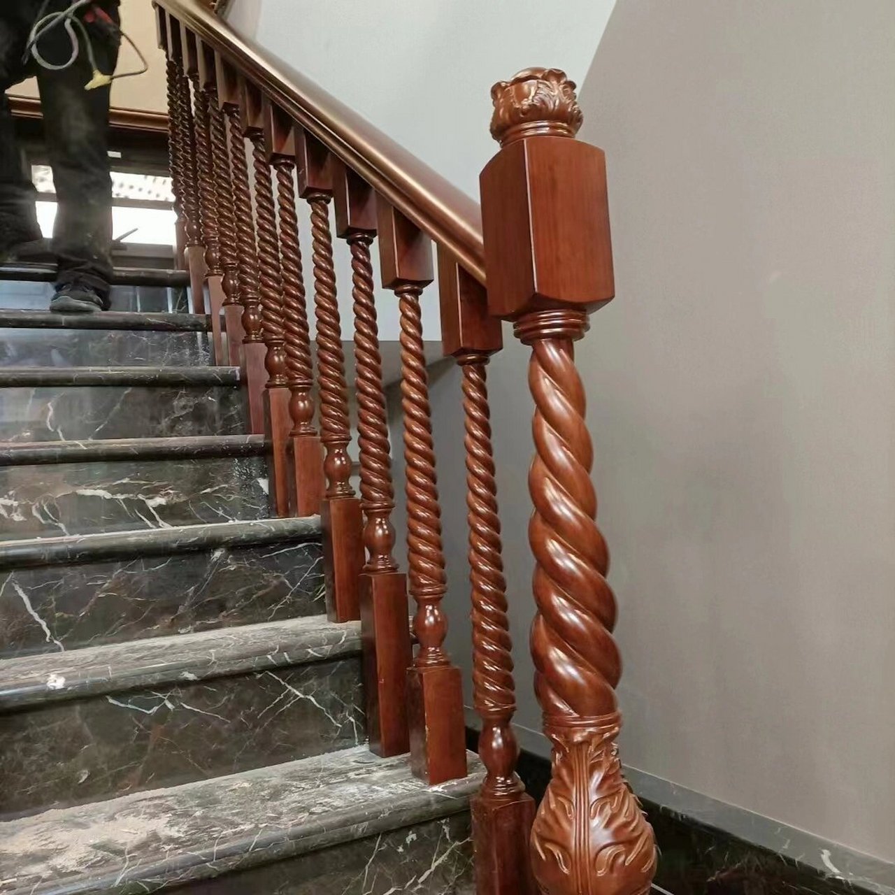 这样类型的楼梯扶手你见过吗? 实木楼梯扶手,麻花形你喜欢吗?