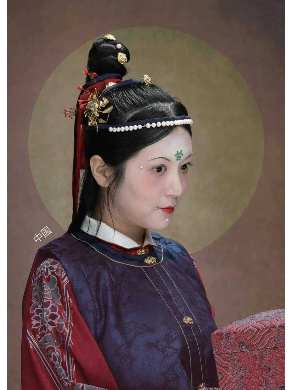 明代富家侍女妆容复原 明代富家侍女妆容复原,脸饰面花,梳单髽髻,身穿