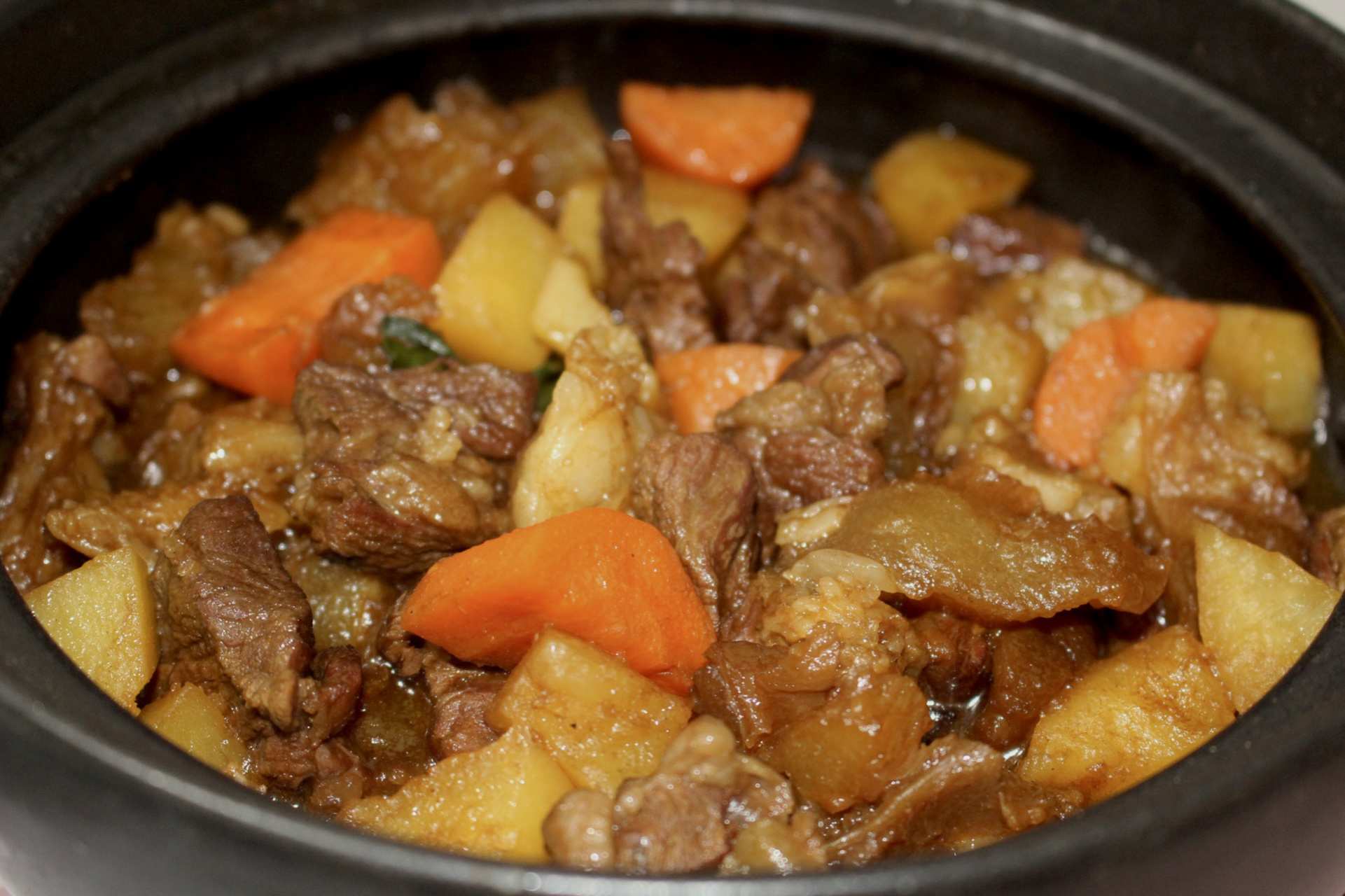 西西私房菜|柱侯酱炖牛筋牛腩煲 最近入手了李锦记的柱侯酱就迫不及待