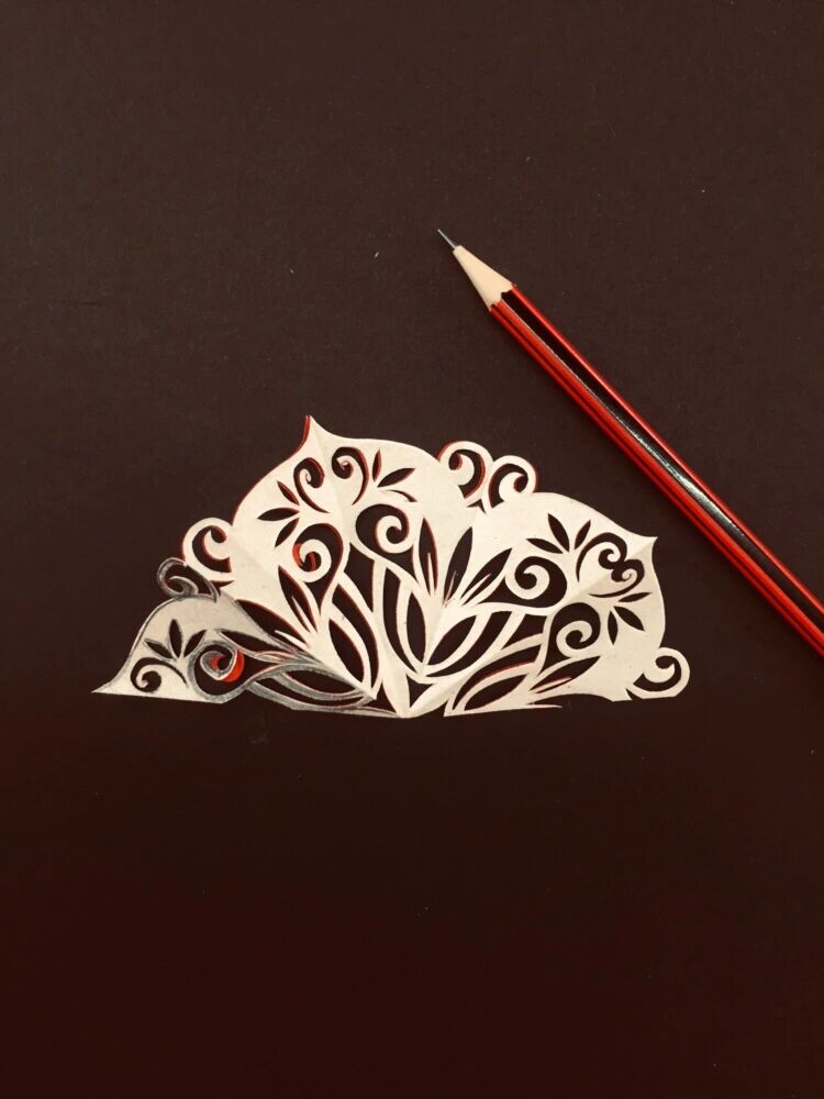 一幅五折对称的阴阳结合的剪纸,喜欢学起来 主页顶端有个合集,里面有