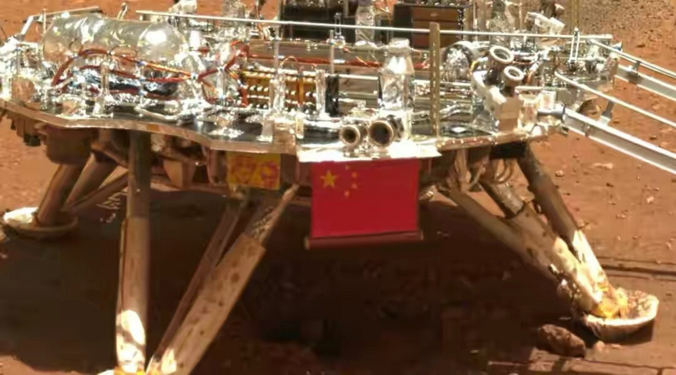 2021年5月15日7时18分,天问一号火星车祝融号成功着陆于火星乌托邦