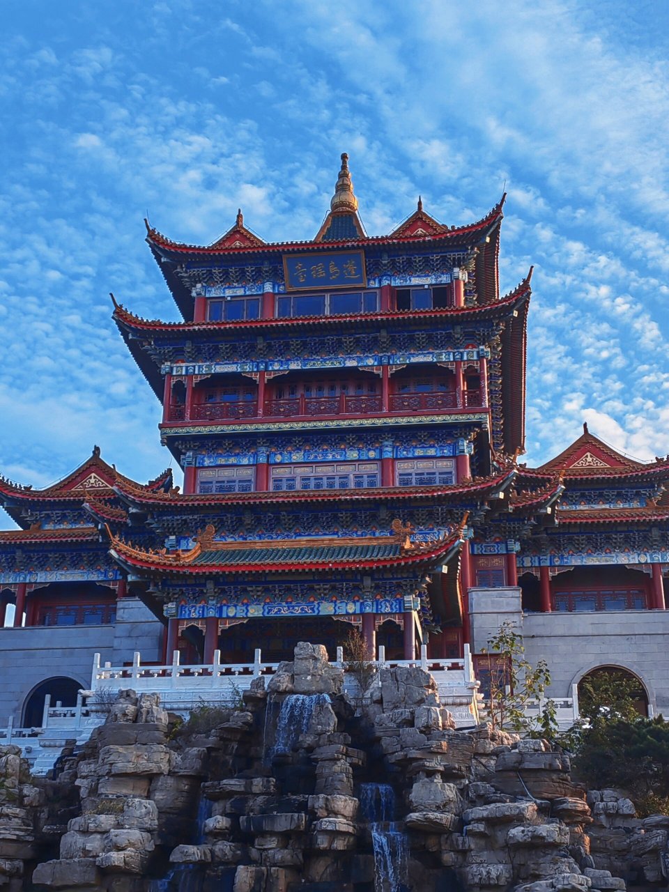 位于烟台市蓬莱区北端的黄海之滨,西与八仙过海景区,三仙山温泉相毗邻