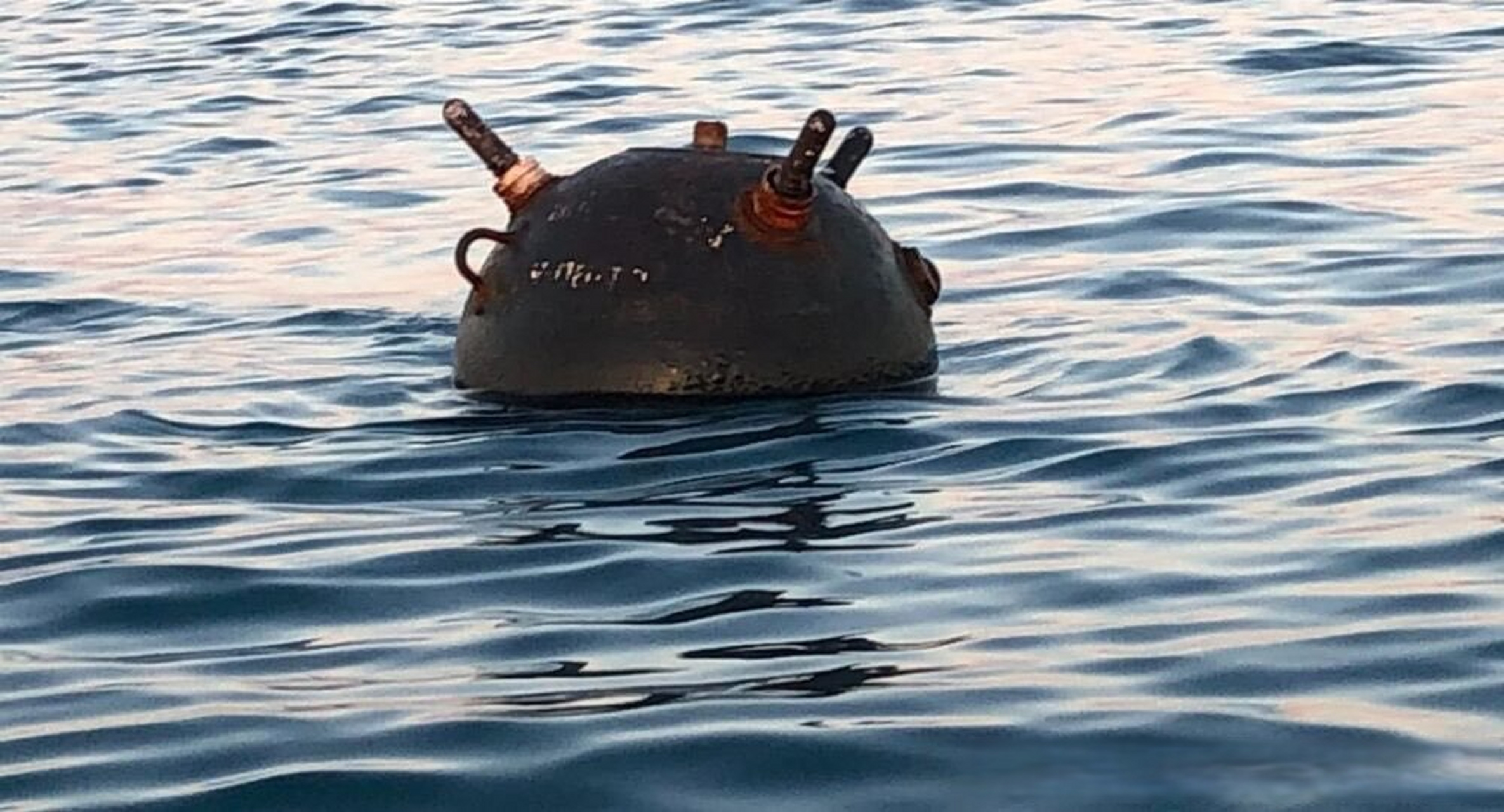 6月30日在黑海保加利亚海岸被拆除的一枚水雷.