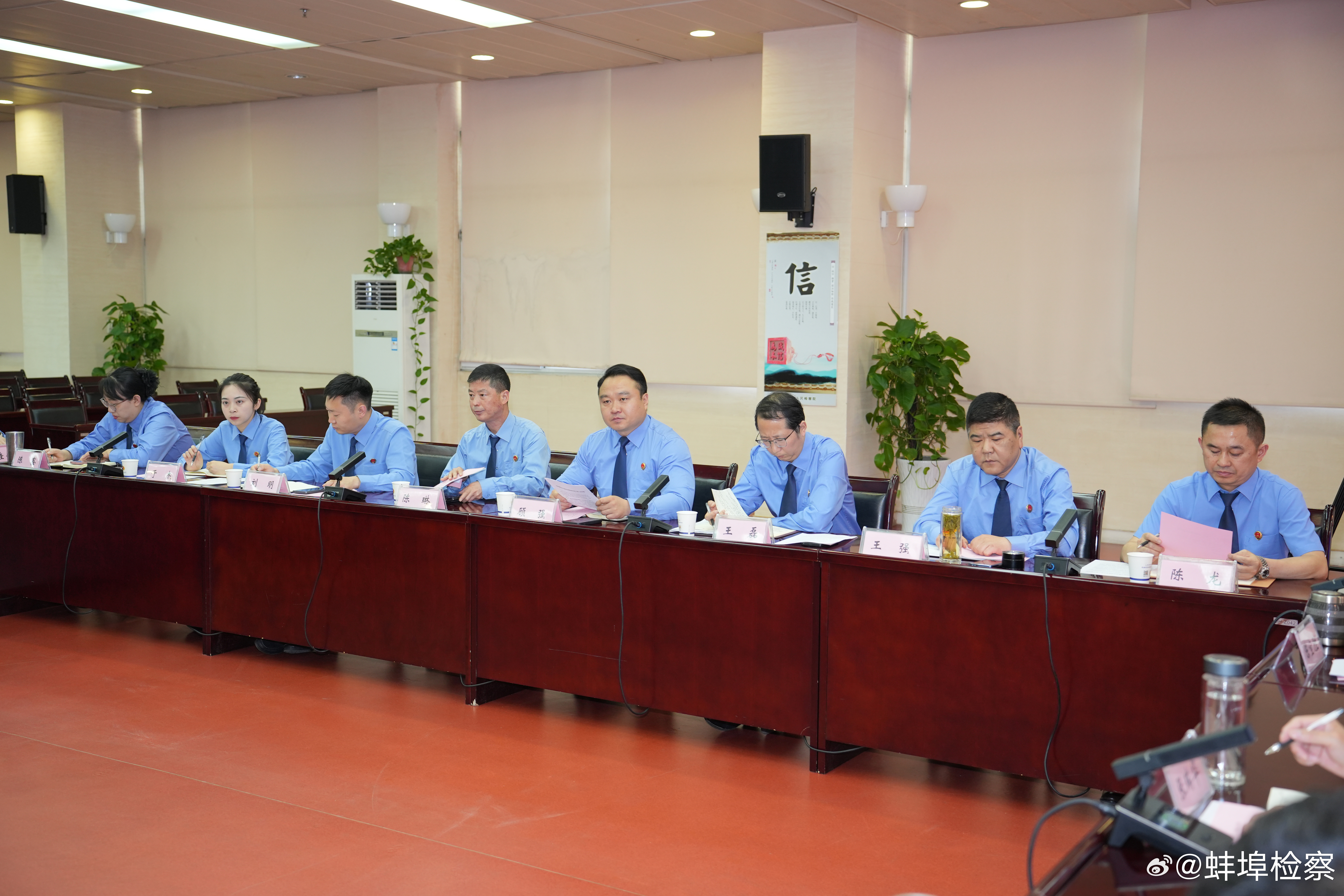 4月30日下午,市检察院组织召开青年干警座谈会