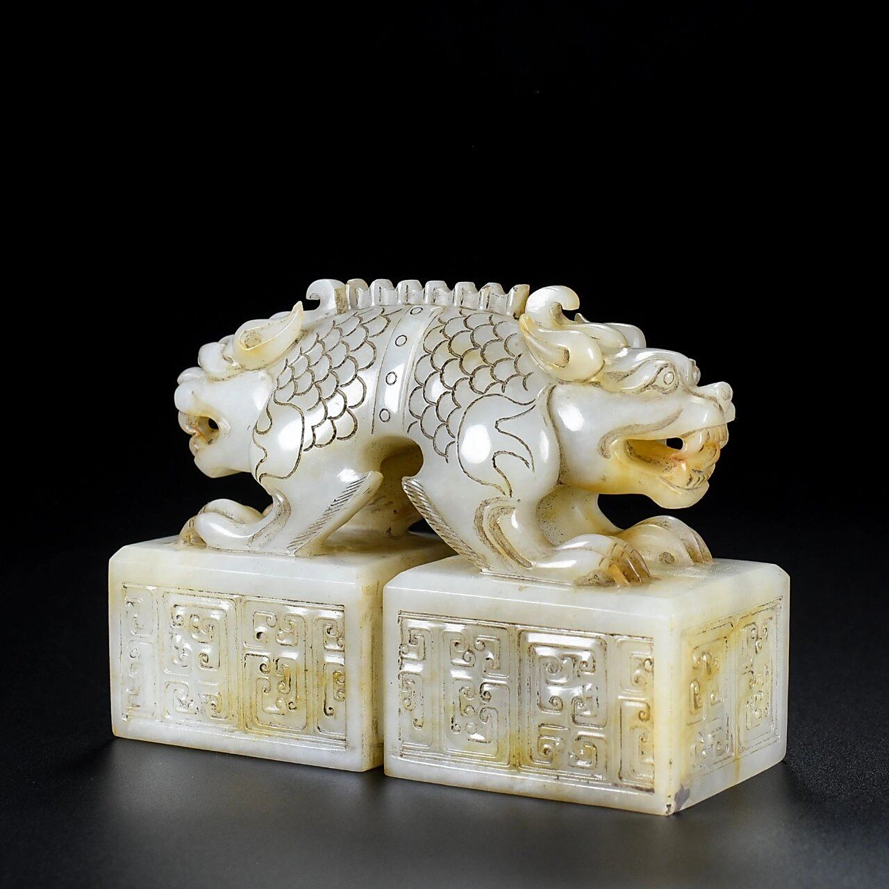 精品战国汉代和田玉兽印章 精品战国汉代和田玉兽印章,品相完美,细节