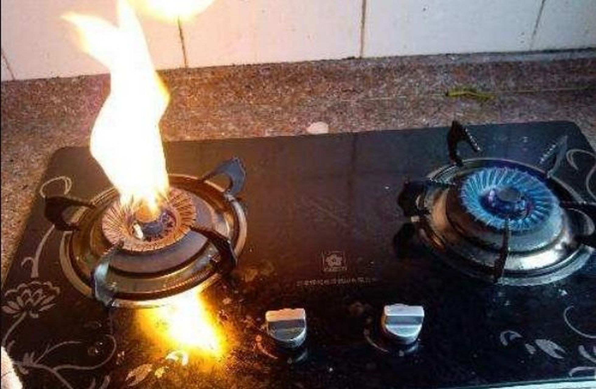 家里燃气灶火焰偏黄,打不着火不是坏了,教 燃气灶是现代生活中不可或