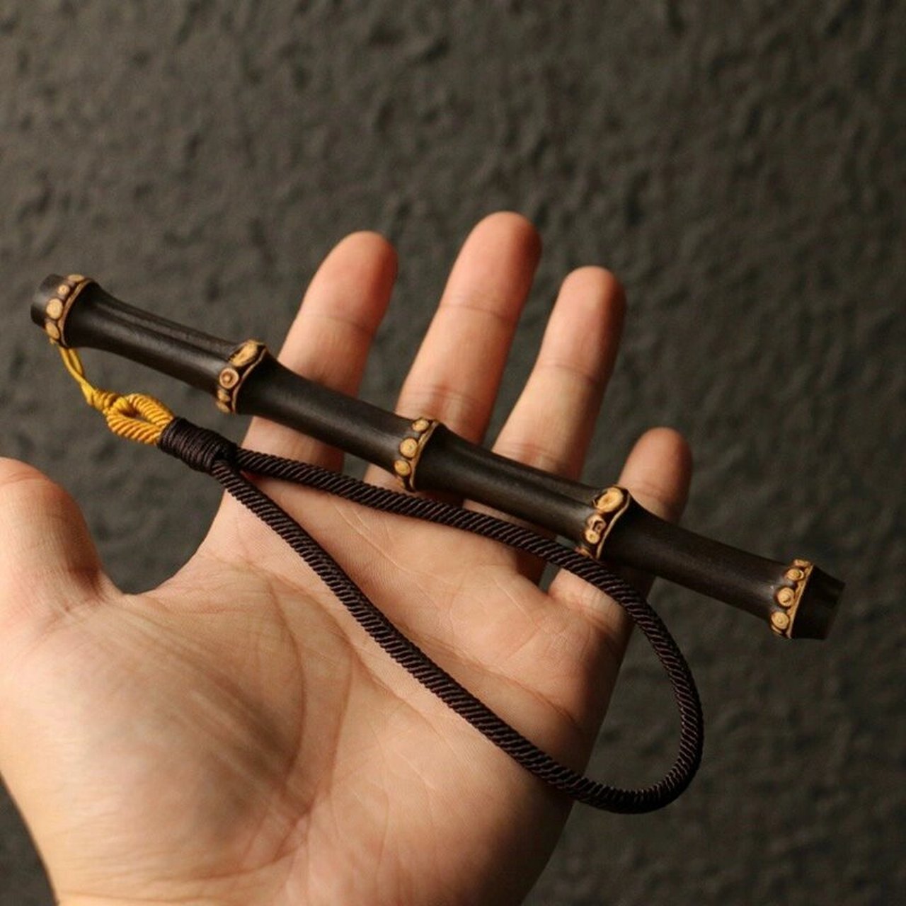 满钉紫竹鞭手把件 纯手工制作,天然老料 色泽均匀,满钉竹节 小巧精致