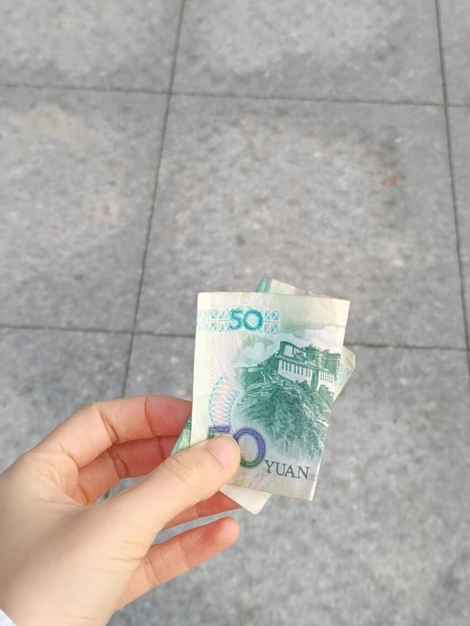 路边捡到钱你们会怎么处理? 卧槽!