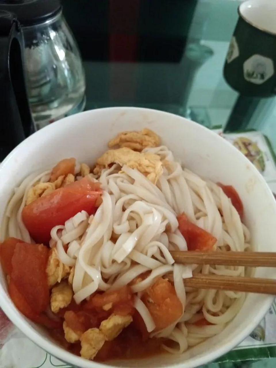 番茄鸡蛋加清水挂面 ,简简单单的一碗番茄鸡蛋面,真的是人间美味,简单