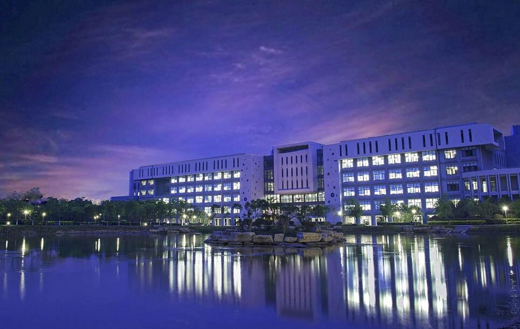 宁波财经学院校园风光图 宁波财经学院坐落于国家历史文化名城,现代化