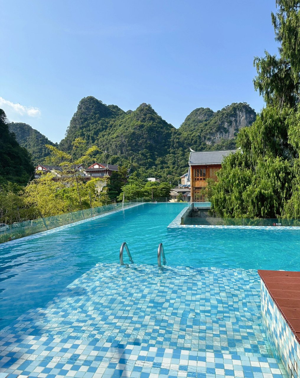 融水老君洞道天下酒店 打卡网红酒店 	 环境挺好,酒店里的卫生还需