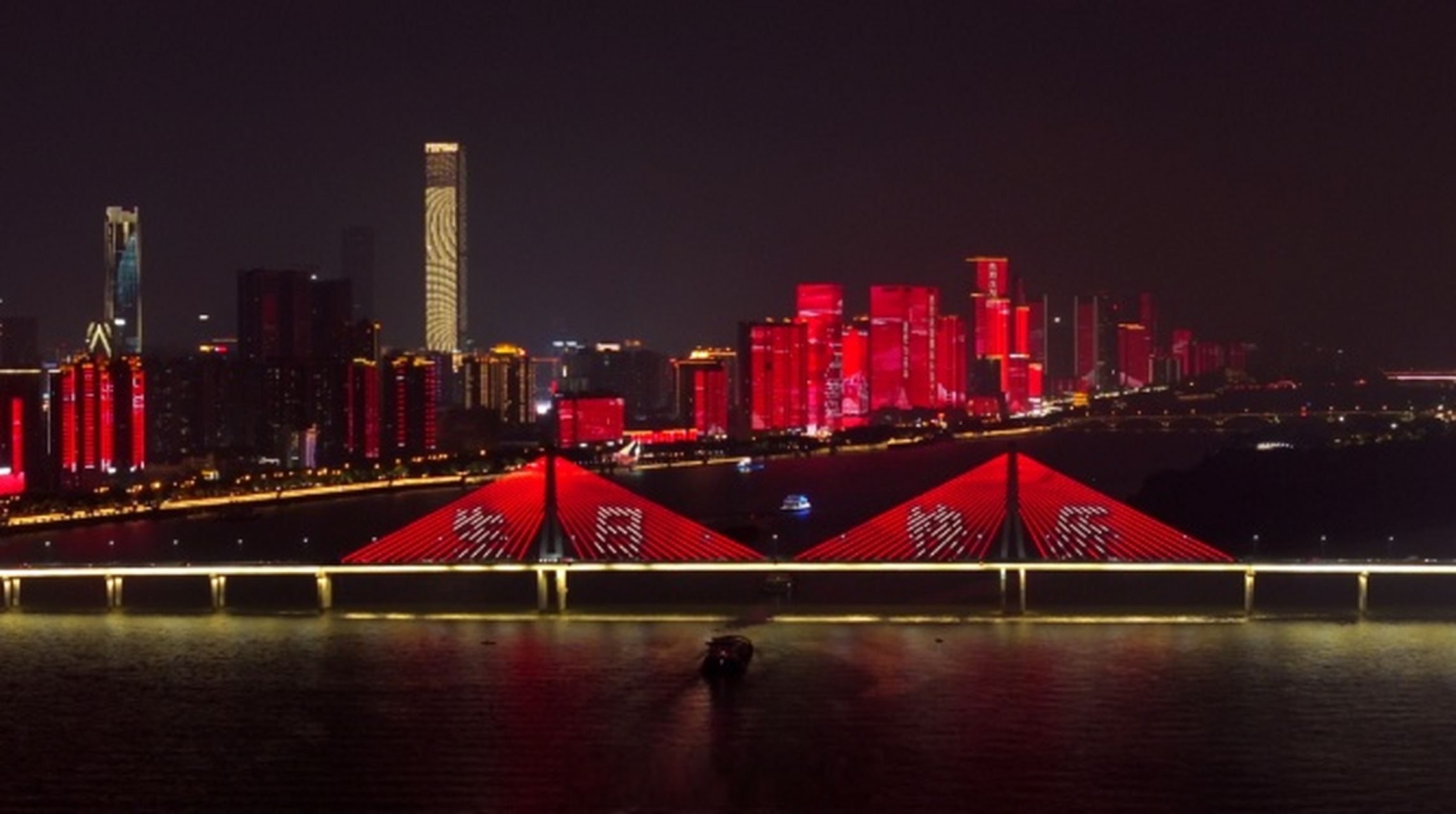 【今夜,长沙一江两岸的浪漫属于国防科大 !