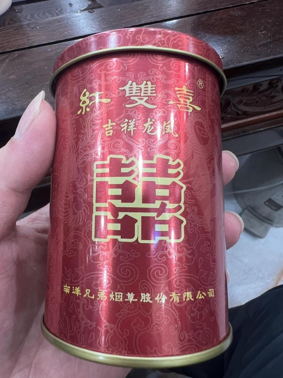 双喜罐装香烟图片