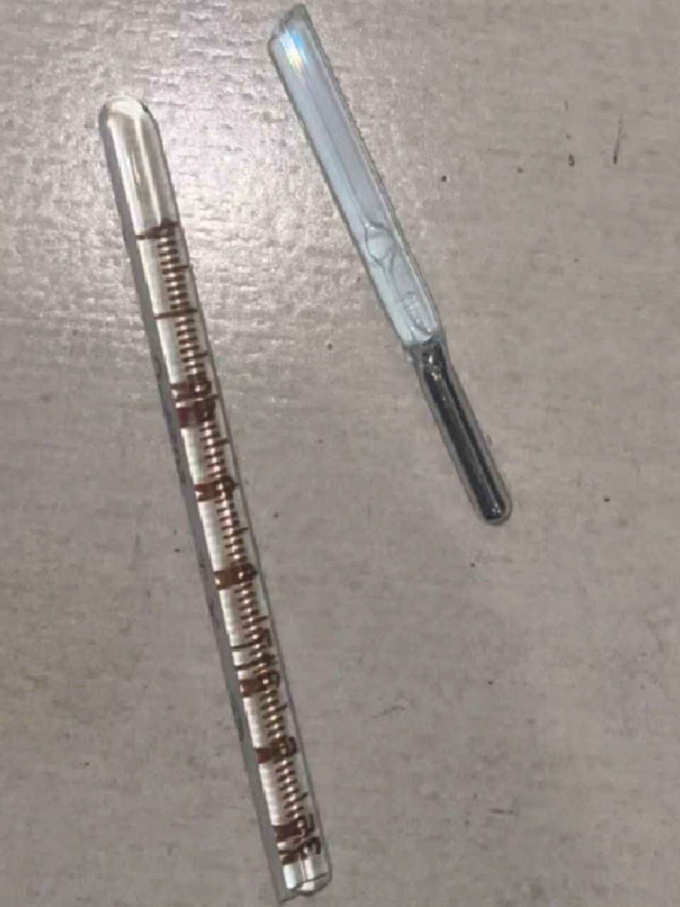求助姐妹们,我的温度计被我坐断了,在床上,但是我并没有发现水银的