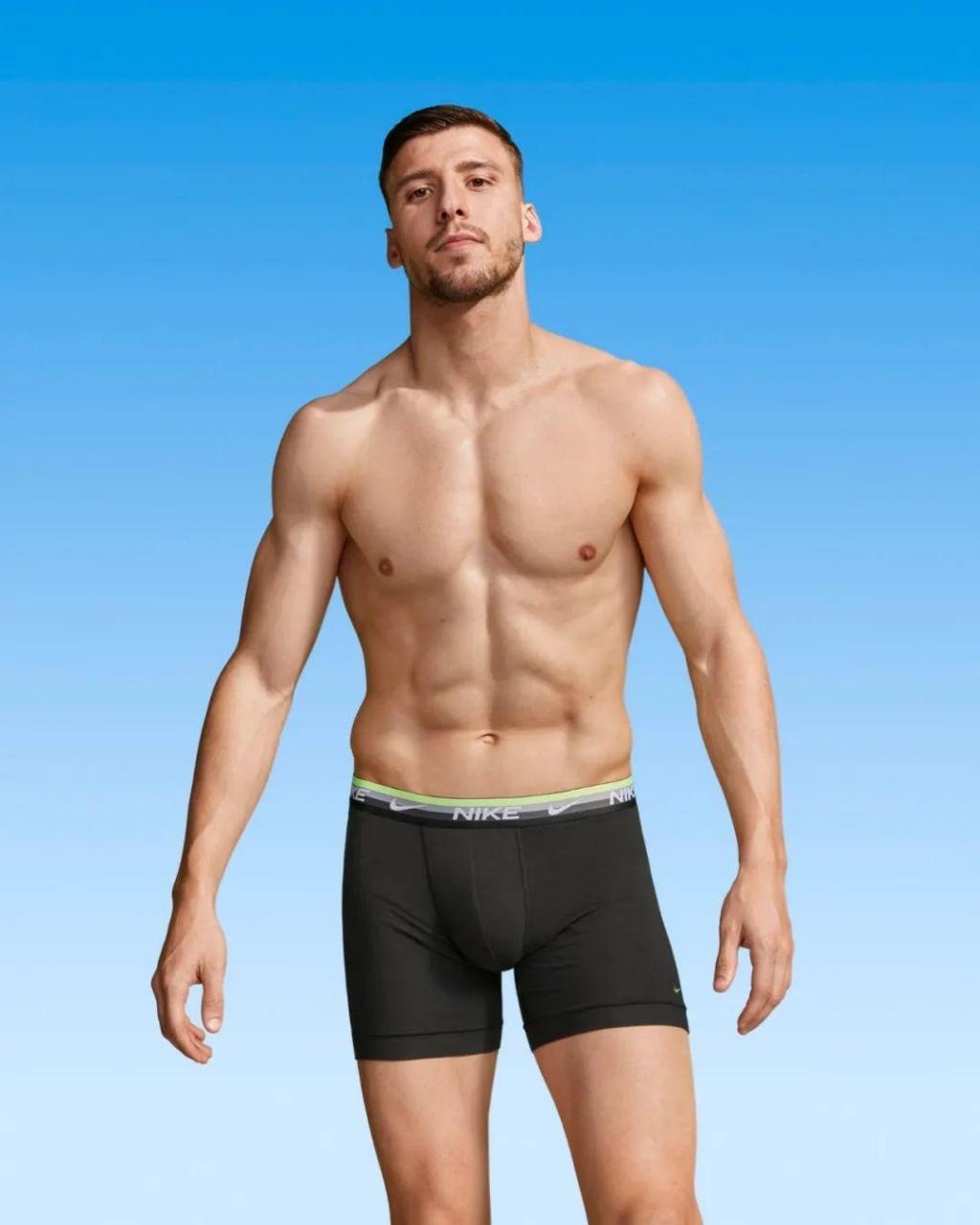 葡萄牙足球运动员鲁本·迪亚斯(rúben dias)今年25岁,效力于英超