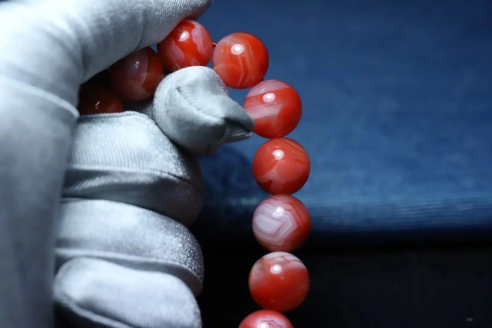 保山南红 保山原矿顶级飘花手串,飘花的手串肯定没有纯肉的值钱,但是