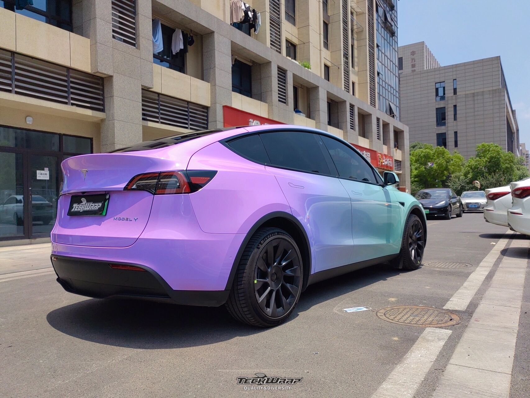 当和平精英里的特斯拉变为现实🚗水滴蓝渐 当和平精英里的特斯拉